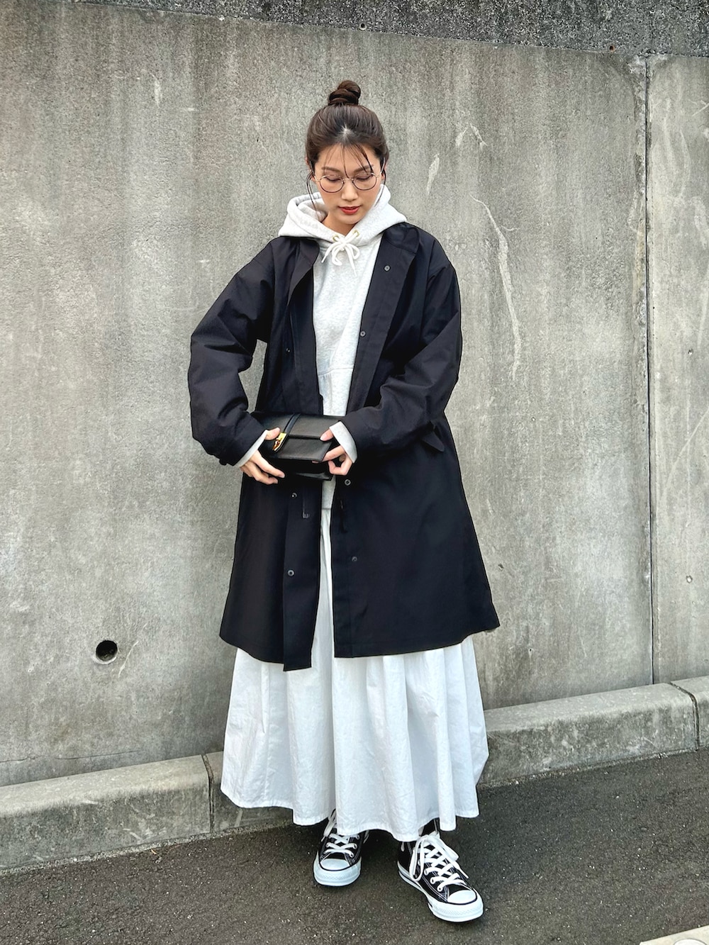 「メガネ女子、スウェット、パーカー、ロングスカート、スニーカー、コート、モッズコート、レイヤードスタイル、冬コーデ、お出かけコーデ、休日スタイル、コンバース、フーディー、今日のコスメと服、きれいめカジュアル」｜「GYMPHLEXのGymphlex | 長袖スウェットパーカー MEN（パーカー、グレー系）」を使った、𝚔𝚘𝚌𝚘𝚊さん（レディース・160cm）の冬コーディネートの4枚目の写真
