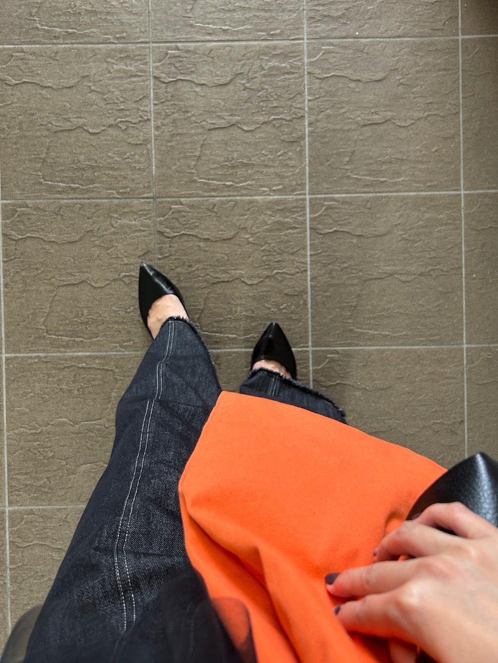 ブラック系のTシャツ/カットソー、オレンジ系のトートバッグ、ブラック系のショルダーバッグを着用したレディースの夏コーディネートの3枚目の写真