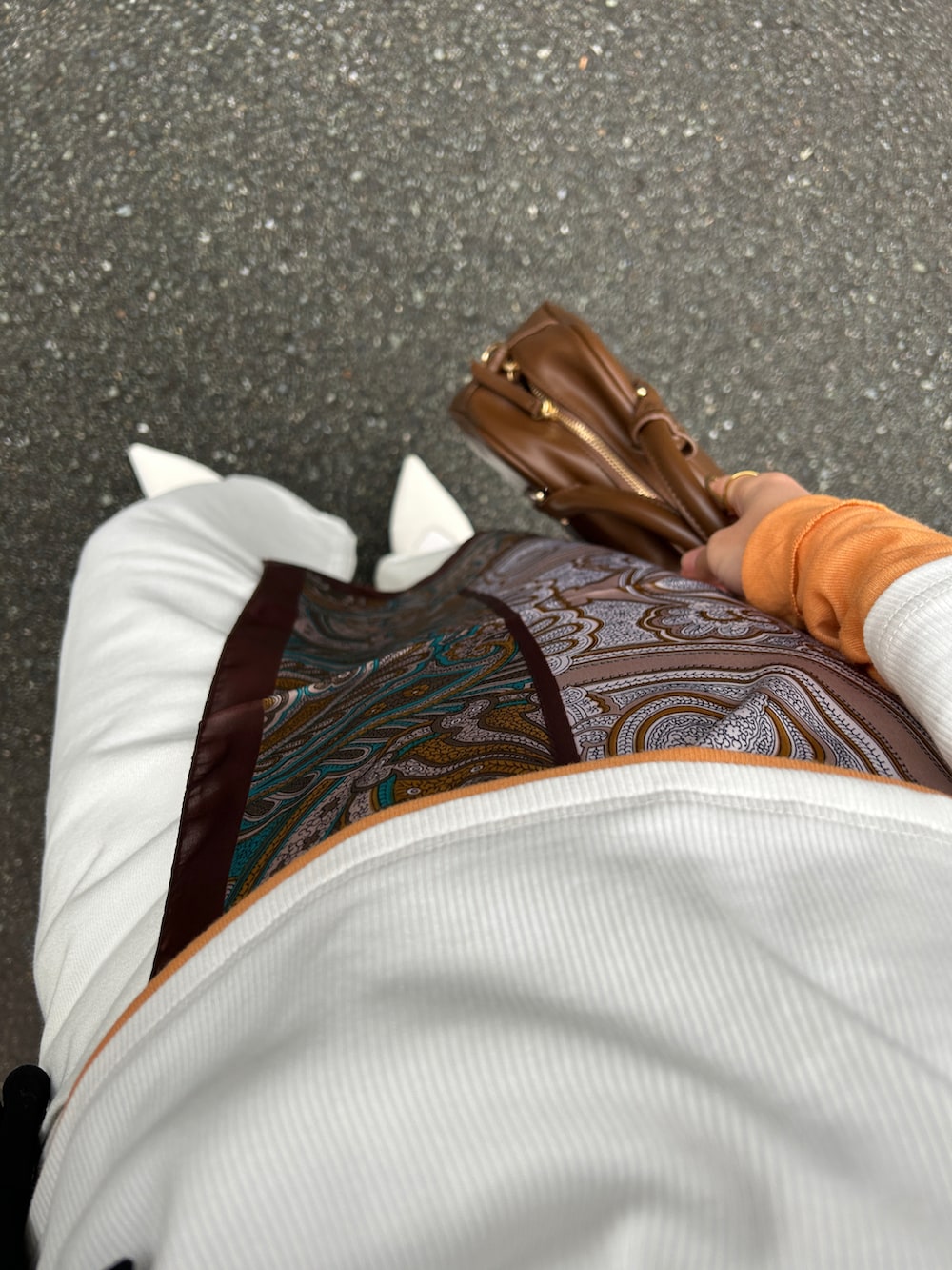 ホワイト系のTシャツ/カットソー、ブラウン系のテーラードジャケット、ホワイト系のパンプスを着用したレディースの春コーディネートの4枚目の写真