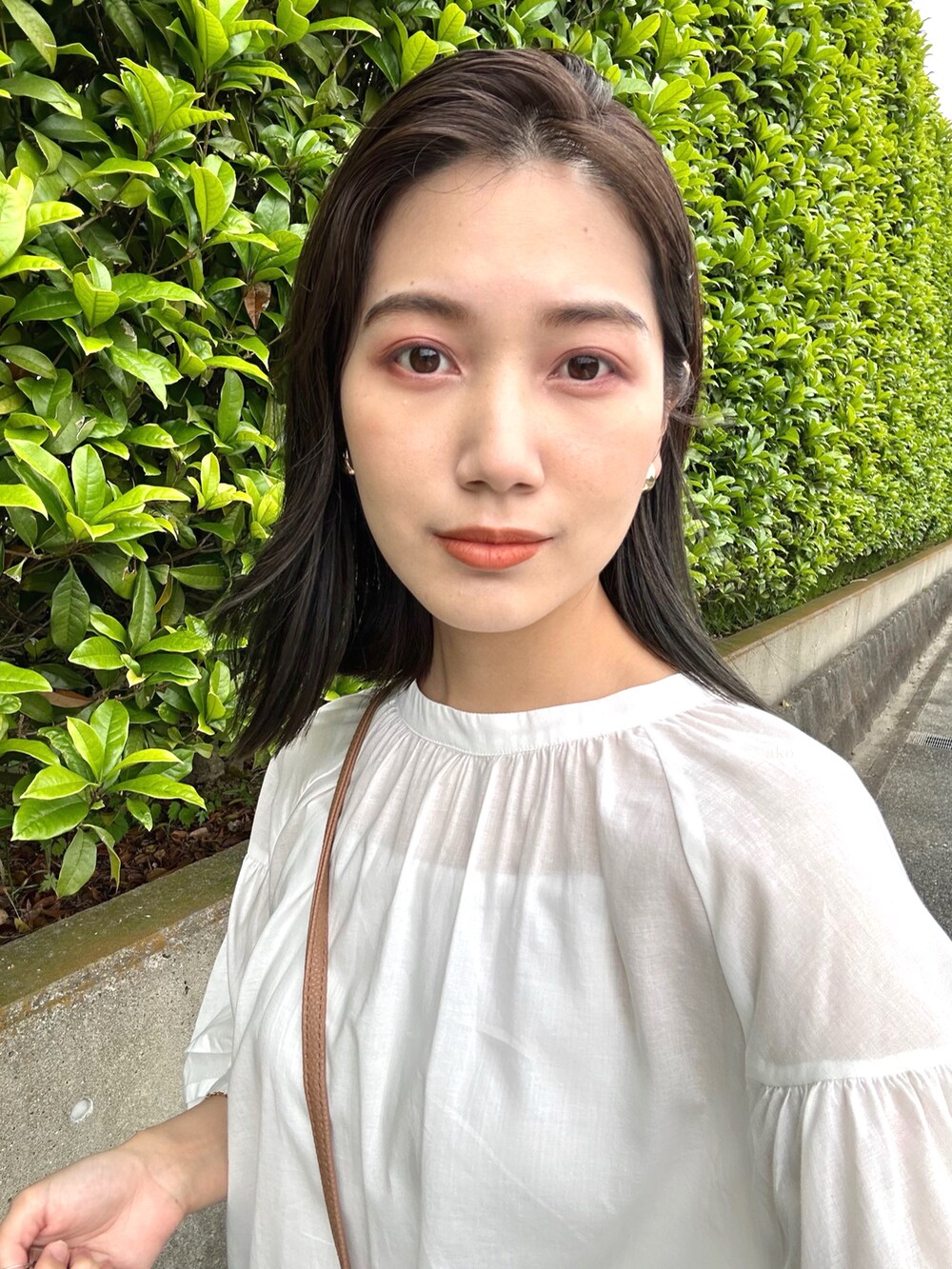 ホワイト系のシャツ/ブラウス、ブルー系のデニムパンツ、ピンク系のその他シューズを着用したレディースの春コーディネートの4枚目の写真