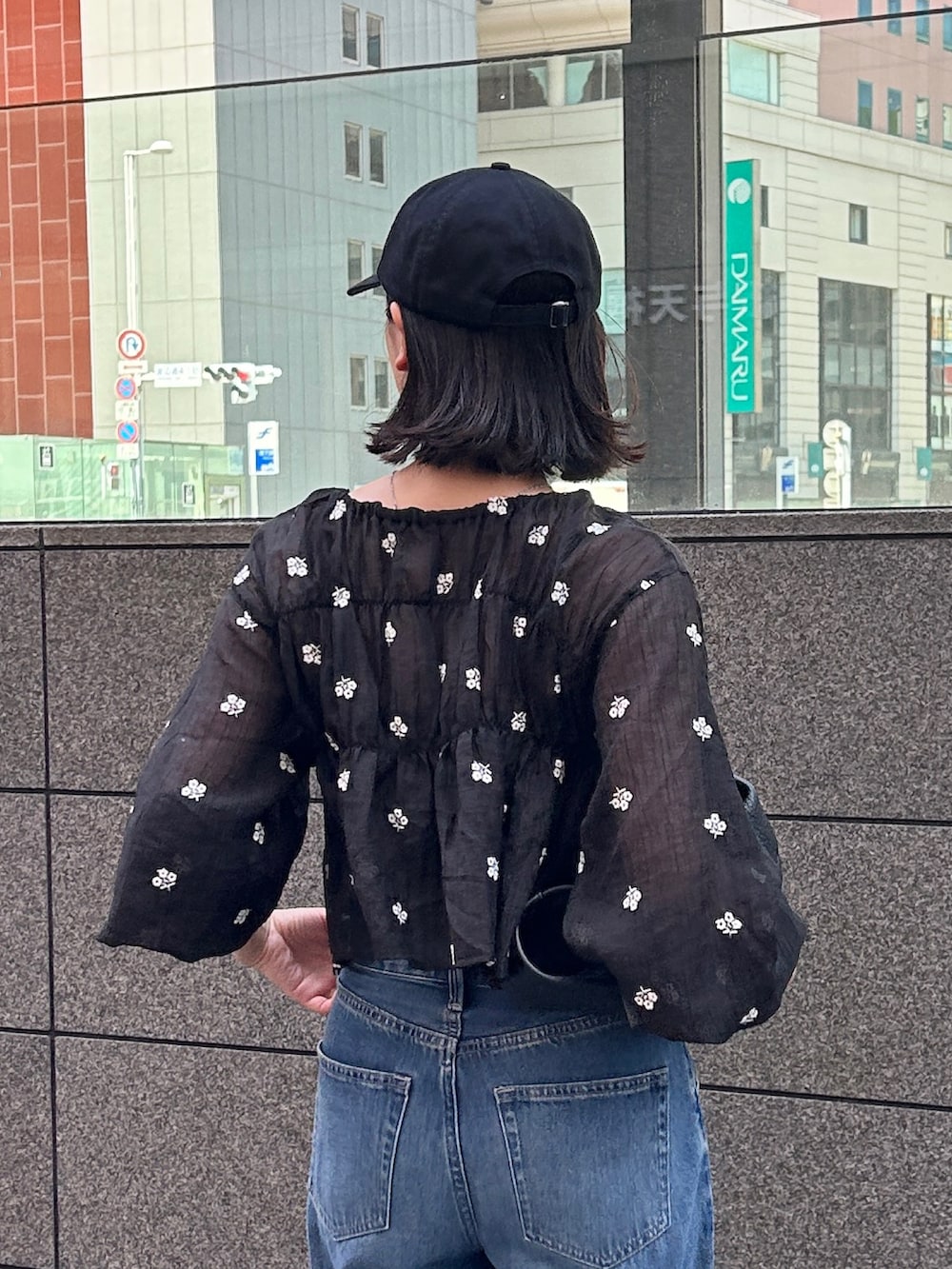 ブラック系のサンダル、ブラック系のシャツ/ブラウス、ブラック系のハンドバッグを着用したレディースの夏コーディネートの5枚目の写真