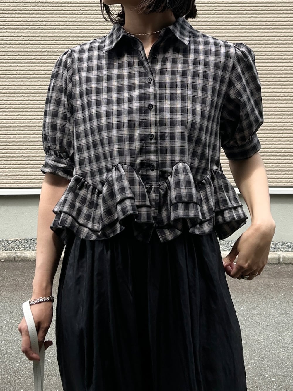 ブラック系のサンダル、ブラック系のシャツ/ブラウス、ブラック系のパンツを着用したレディースの夏コーディネートの4枚目の写真