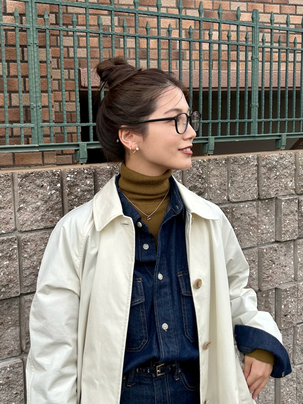 「ファッションを楽しもう、お出かけコーデ、デニム、コート、メガネ女子、スクエアトゥ、フラットシューズ、ハンドバッグ、きれいめカジュアル、冬コーデ、レイヤードスタイル、タートルネック、プチプラ、シャツスタイル、ステンカラーコート」｜「JINSのアイテム（メガネ、ブラック系）」を使った、𝚔𝚘𝚌𝚘𝚊さん（レディース・160cm）の秋コーディネートの2枚目の写真