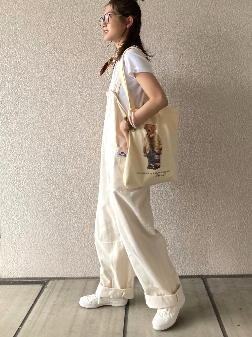 「スカーフ、Polo Ralph Lauren、Wrangler、サロペット、オーバーオール、ホワイト、ワントーンコーデ、ハイカットスニーカー、白スニーカー、白Tシャツ、UNIQLO、UNIQLO U、トートバッグ、大人カジュアル、休日スタイル」｜「POLO RALPH LAURENのアイテム（トートバッグ、ベージュ系）」を使った、𝚔𝚘𝚌𝚘𝚊さん（レディース・160cm）の夏コーディネートの4枚目の写真