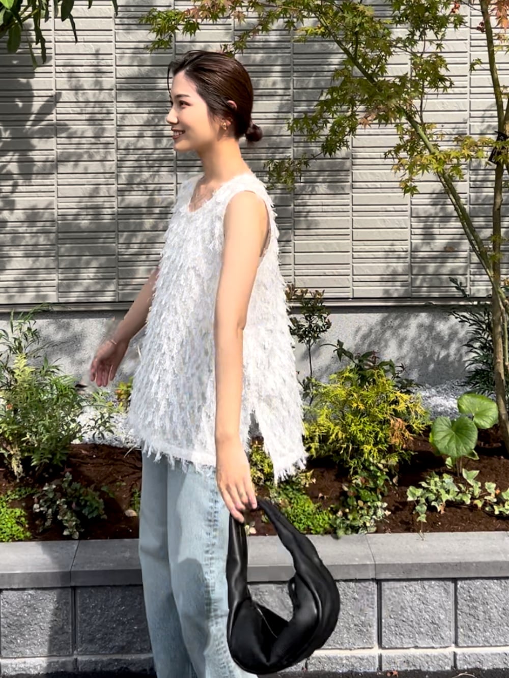 「夏コーデ、デニムパンツ、デニム、ブラウス、シンプルコーデ、きれいめカジュアル、シルバー、メタリック、ハンドバッグ、プチプラ、タンクトップ、お出かけコーデ、淡色コーデ、シアートップス、デートコーデ」｜「RANANのカットジャカードブラウス（シャツ/ブラウス、ホワイト系）」を使った、𝚔𝚘𝚌𝚘𝚊さん（レディース・160cm）の夏コーディネートの2枚目の写真