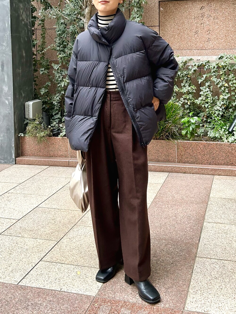 「ファッションを楽しもう、ダウンジャケット、ダウン、冬アウター、マイベストコーデ2023、クリスマスに着たい服、きれいめコーデ、デートコーデ、クリスマスコーデ、レイヤードスタイル、休日スタイル、ブーツ、きれいめカジュアル、タートルネック、ニット」｜「UNIQLOのアイテム（ダウンジャケット/コート、ブラック系）」を使った、𝚔𝚘𝚌𝚘𝚊さん（レディース・160cm）の秋コーディネートの4枚目の写真