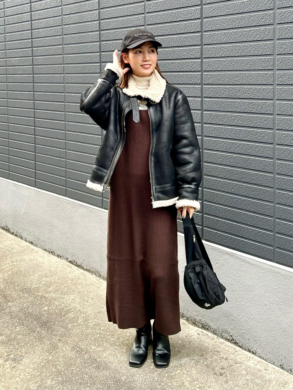 「キャップ、ボアブルゾン、冬アウター、ブーツ、ワンピース、タートルネック、きれいめカジュアル、休日スタイル、クリスマスに着たい服、レザー、ブラウン、デートコーデ、キャミワンピ、マイベストコーデ2023、お出かけコーデ」|「UNIQLOのアイテム(キャップ、ブラック系)」を使った、𝚔𝚘𝚌𝚘𝚊さん(レディース・160cm)の冬コーディネートの2枚目の写真