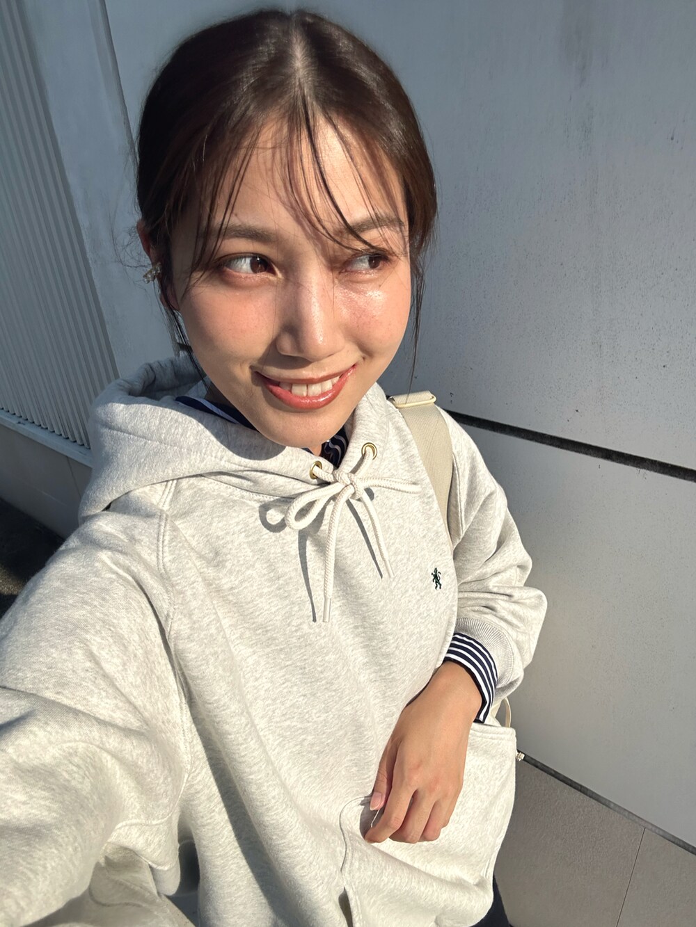 「ファッションを楽しもう、今日のコスメと服、スカート、ミニスカート、スウェット、パーカー、シャツスタイル、ストライプシャツ、レイヤードスタイル、秋コーデ、冬コーデ、ショルダーバッグ、ローファー、ブラウン、きれいめカジュアル」｜「GYMPHLEXのGymphlex | 長袖スウェットパーカー MEN（パーカー、グレー系）」を使った、𝚔𝚘𝚌𝚘𝚊さん（レディース・160cm）の秋コーディネートの2枚目の写真