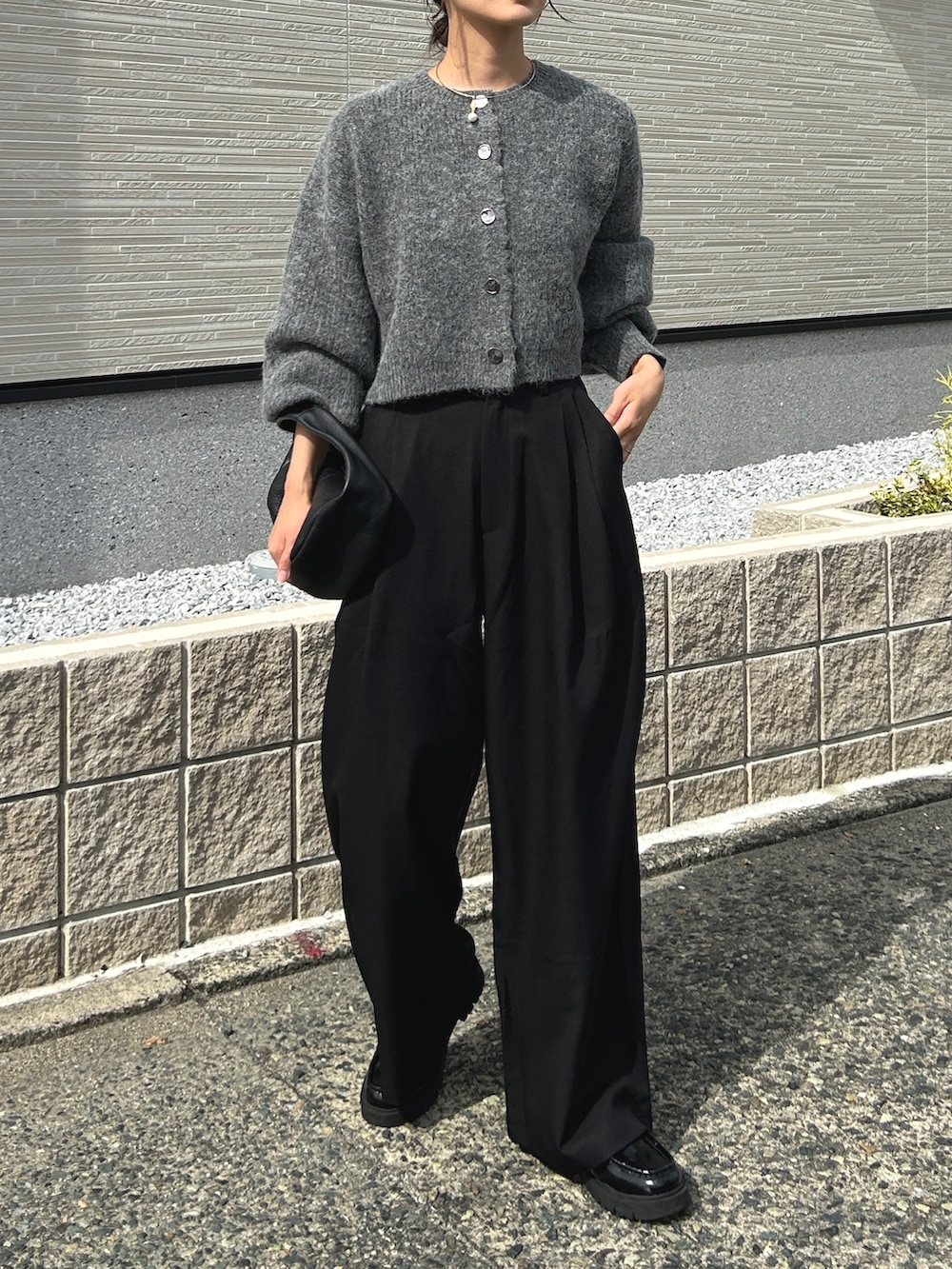 「秋コーデ、カーディガン、スラックス、ワイドパンツ、シンプルコーデ、ローファー、厚底シューズ、メガネ女子、ハンドバッグ、レザー、プチプラ、黒縁メガネ、きれいめカジュアル、パールネックレス、モノトーン」｜「Formequeの【Formeque】2タックワイドスラックス（スラックス、ブラック系）」を使った、𝚔𝚘𝚌𝚘𝚊さん（レディース・160cm）の秋コーディネートの3枚目の写真