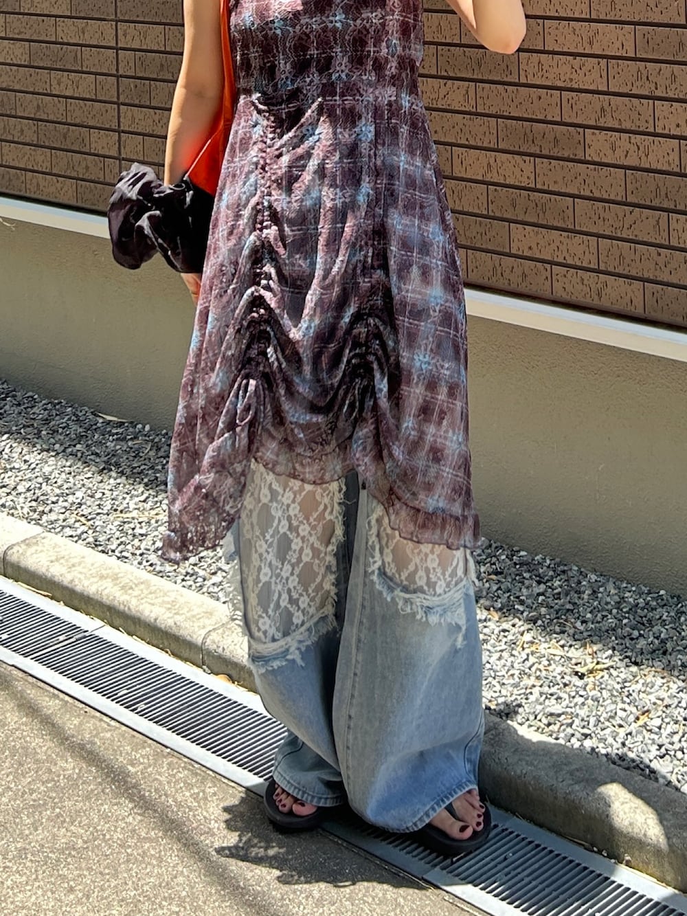 「PR、夏ルックで気分アップ、デニム、トートバッグ、レイヤードスタイル、サングラス、フェススタイル、キャミワンピ、キャミソール、シュシュ、レース、カラーコーデ、夏コーデ、韓国ファッション、サンダル」｜「tiptopのレースダメージデニムパンツ（デニムパンツ、ブルー系）」を使った、𝚔𝚘𝚌𝚘𝚊さん（骨格ナチュラル・レディース・160cm）の夏コーディネートの5枚目の写真