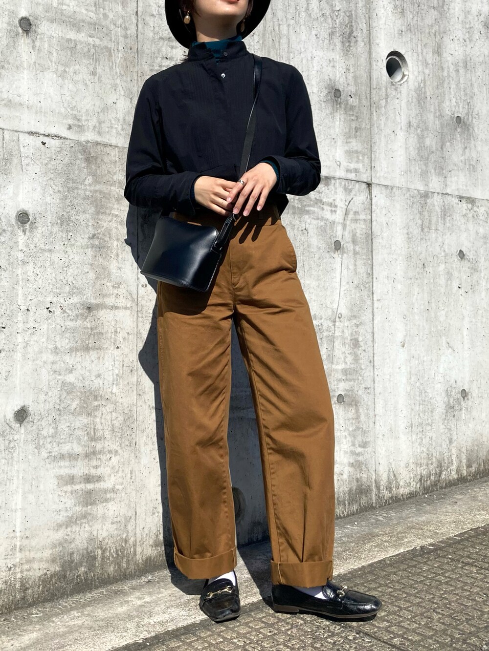 その他のパンツ、ブラック系のシャツ/ブラウス、ブラック系のショルダーバッグを着用したレディースの春コーディネートの2枚目の写真