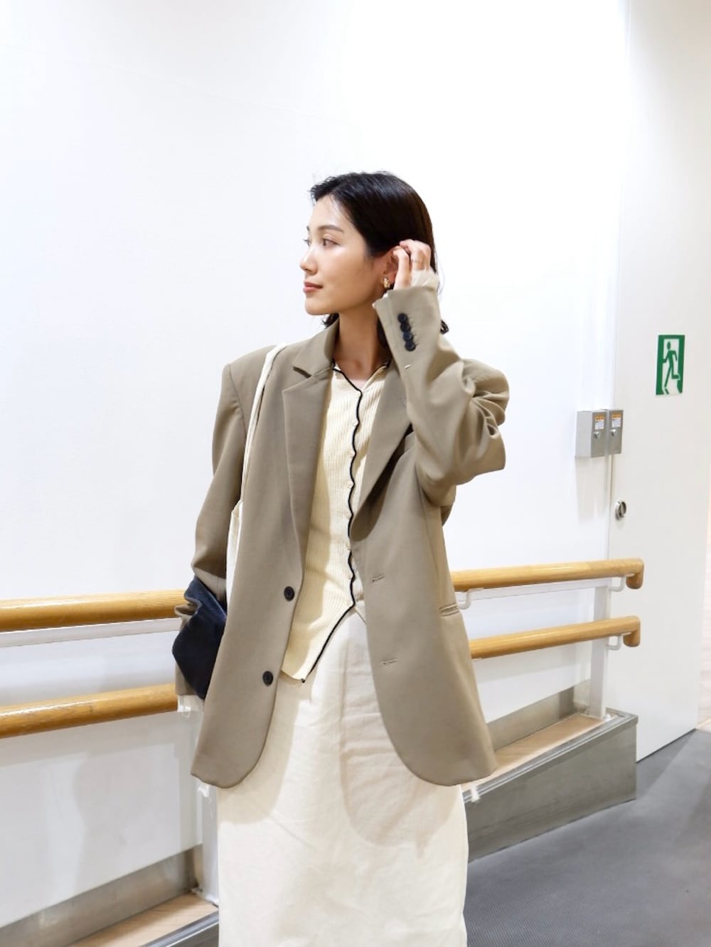 「春めき満開コーデ、トートバッグ、淡色コーデ、きれいめカジュアル、テーラードジャケット、ビッグシルエット、ジャケットスタイル、レイヤードスタイル、プチプラ、お出かけコーデ、休日スタイル、カーディガン、春コーデ、デートコーデ、春色」｜「TODAYFULのOver Shoulder Jacket（テーラードジャケット、グリーン系）」を使った、𝚔𝚘𝚌𝚘𝚊さん（骨格ナチュラル・レディース・160cm）の春コーディネートの2枚目の写真