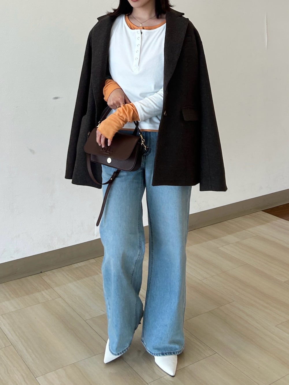 ホワイト系のTシャツ/カットソー、ブラウン系のテーラードジャケット、ホワイト系のパンプスを着用したレディースの春コーディネートの3枚目の写真