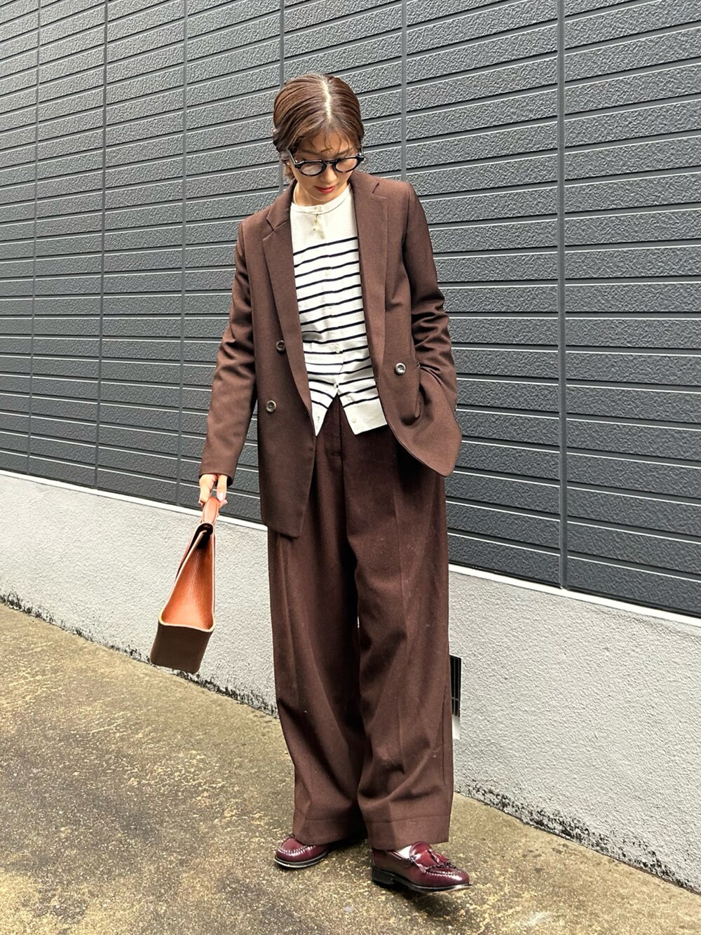 ホワイト系のカーディガン/ボレロ、ブラウン系のテーラードジャケット、ブラウン系のその他パンツを着用したレディースの冬コーディネートの4枚目の写真