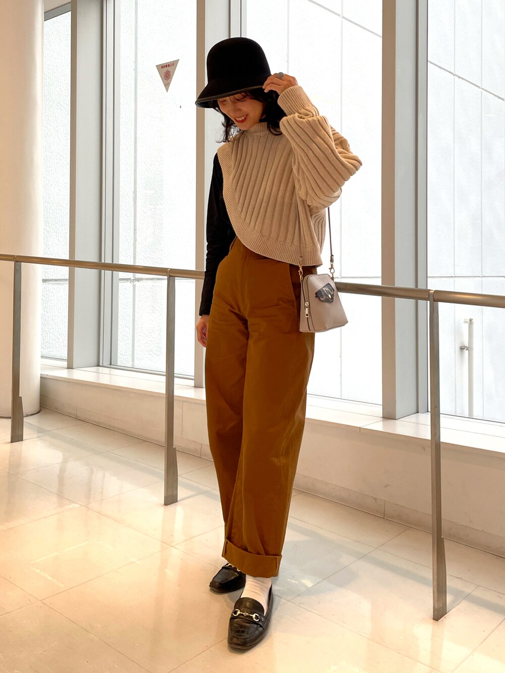 その他のパンツ、ベージュ系のニット/セーター、ブラック系のシャツ/ブラウスを着用したレディースの冬コーディネートの2枚目の写真