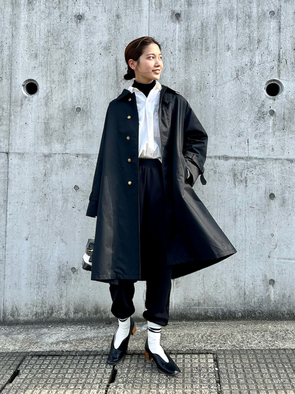 「春服デビュー宣言、モノトーン、春アウター、きれいめカジュアル、ビッグシルエット、ラインソックス、ジョガーパンツ、PR、GU、スウェット、休日スタイル、プチプラ、春服みてみて、シャツスタイル、レイヤードスタイル」｜「kakatooのカカトゥ kakatoo / バンブーハンドル2wayバニティバッグ（ハンドバッグ、ブラック系）」を使った、𝚔𝚘𝚌𝚘𝚊さん（レディース・160cm）の春コーディネートの5枚目の写真