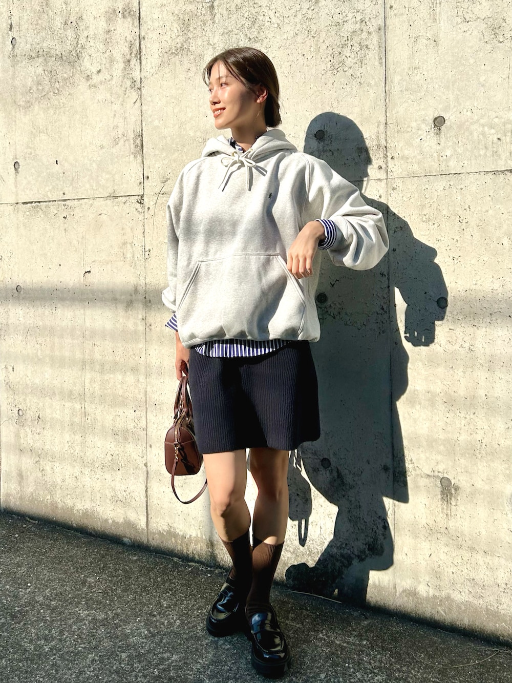 「ファッションを楽しもう、今日のコスメと服、スカート、ミニスカート、スウェット、パーカー、シャツスタイル、ストライプシャツ、レイヤードスタイル、秋コーデ、冬コーデ、ショルダーバッグ、ローファー、ブラウン、きれいめカジュアル」｜「GYMPHLEXのGymphlex | 長袖スウェットパーカー MEN（パーカー、グレー系）」を使った、𝚔𝚘𝚌𝚘𝚊さん（レディース・160cm）の秋コーディネートの3枚目の写真