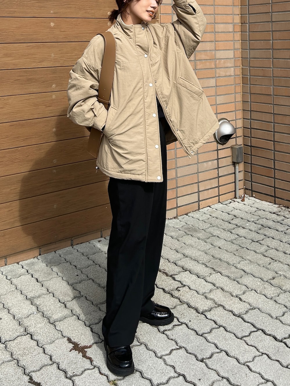 「秋コーデ、レイヤードスタイル、ブルゾン、シンプルコーデ、きれいめカジュアル、大人カジュアル、ローファー、厚底シューズ、ベージュ、スラックス、ビッグシルエット、オーバーサイズ、ショルダーバッグ、休日スタイル、秋冬コーデ」｜「tiptopの【ZOZO限定カラーあり】ナイロンスタンドカラーパディングブルゾン（ブルゾン、ベージュ系）」を使った、𝚔𝚘𝚌𝚘𝚊さん（レディース・160cm）の秋コーディネートの3枚目の写真