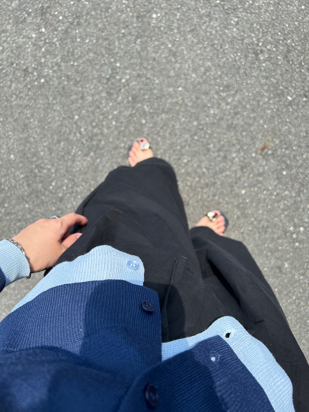 ブラック系のその他パンツ、ブラック系のサンダル、ブルー系のカーディガン/ボレロを着用したレディースの夏コーディネートの4枚目の写真