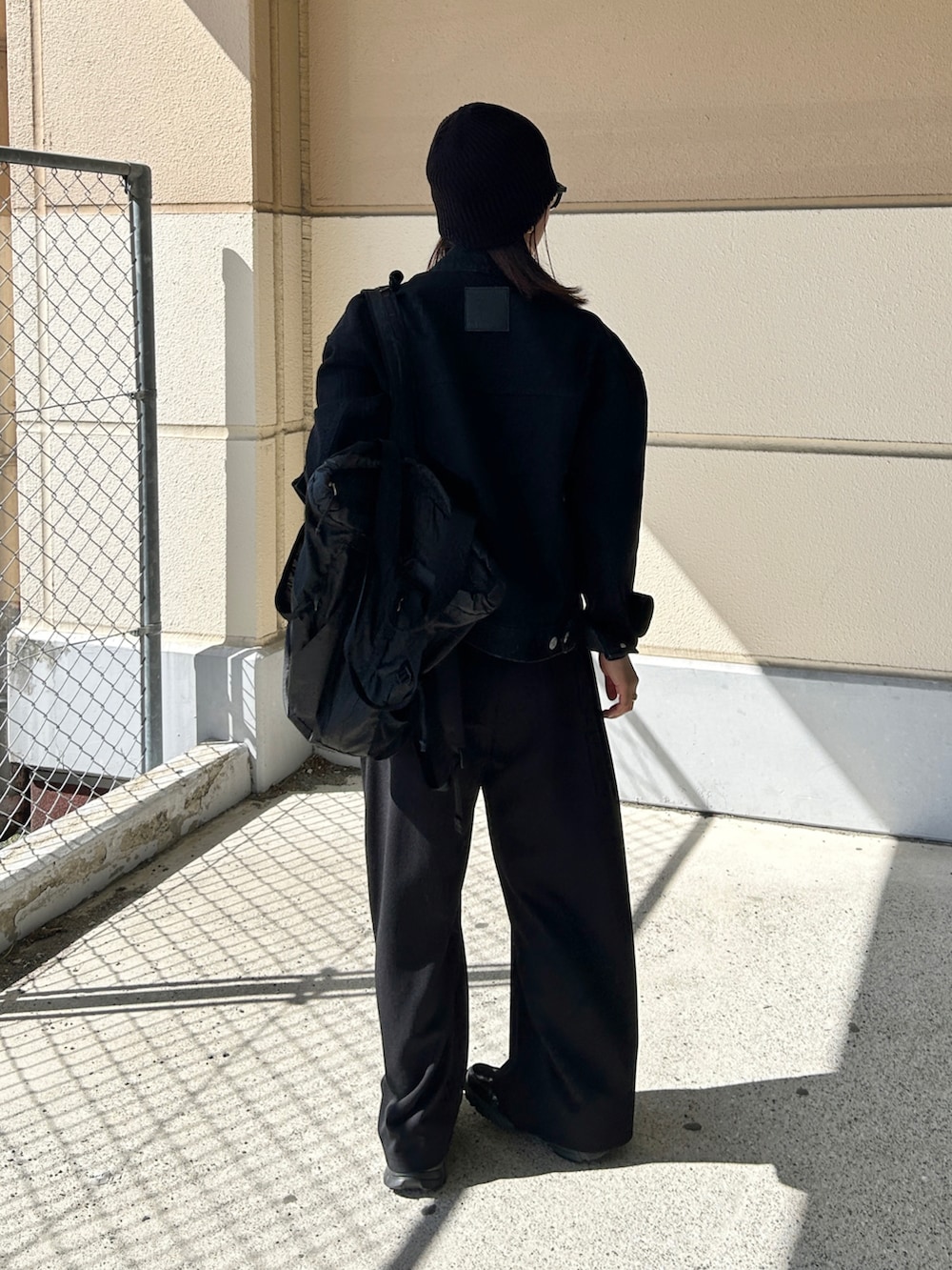 ブラック系のその他パンツ、ブラック系のスニーカー、ブラック系のデニムジャケットを着用したレディースの春コーディネートの5枚目の写真