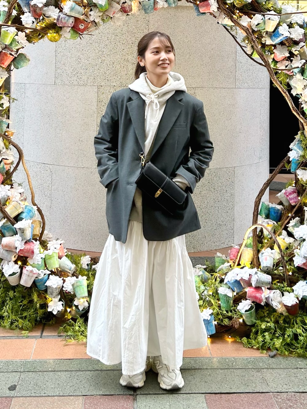 グレー系のパーカー、ホワイト系のトップス、グレー系のテーラードジャケットを着用したレディースの秋コーディネートの3枚目の写真