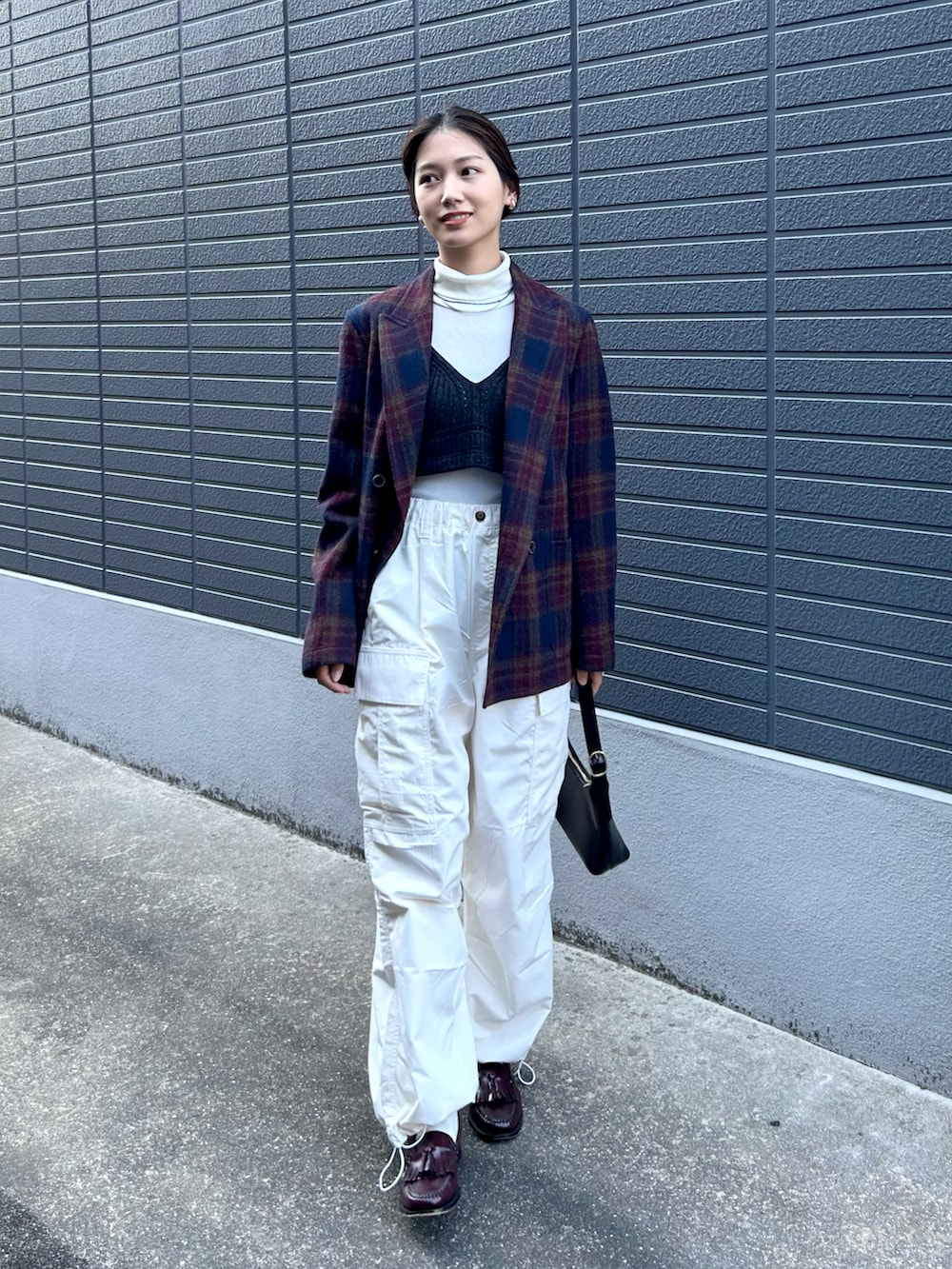 ホワイト系のトップス、グレー系のトップス、ブルー系のテーラードジャケットを着用したレディースの秋コーディネートの4枚目の写真