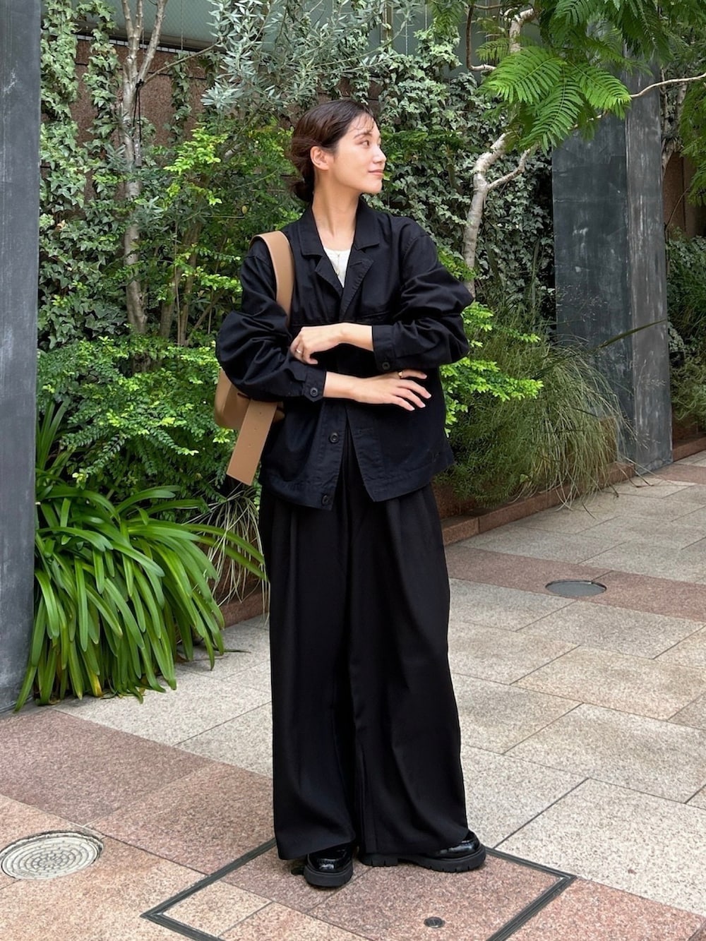 「秋コーデ、スラックス、ワイドパンツ、きれいめカジュアル、ローファー、厚底シューズ、シンプルコーデ、ショルダーバッグ、モノトーン、ラフコーデ、お出かけコーデ、ブラック、ジャケット、ジャケットスタイル、休日スタイル」｜「Formequeの【Formeque】2タックワイドスラックス（スラックス、ブラック系）」を使った、𝚔𝚘𝚌𝚘𝚊さん（レディース・160cm）の秋コーディネートの2枚目の写真