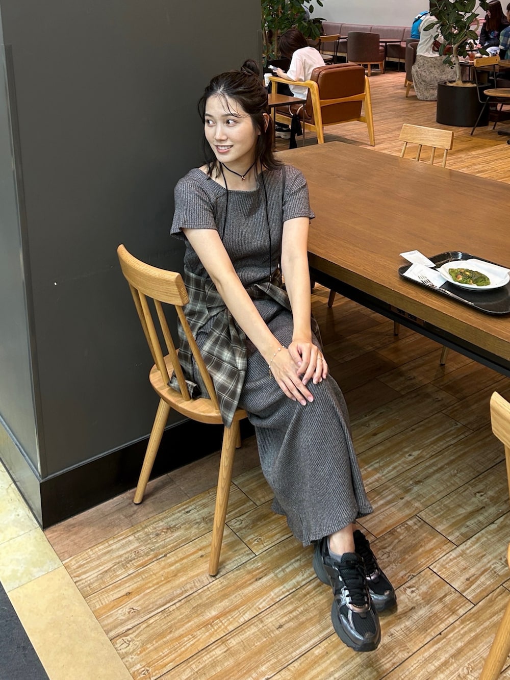 グレー系のワンピース、ブラウン系のシャツ/ブラウス、ブラック系のスニーカーを着用したレディースの夏コーディネートの4枚目の写真