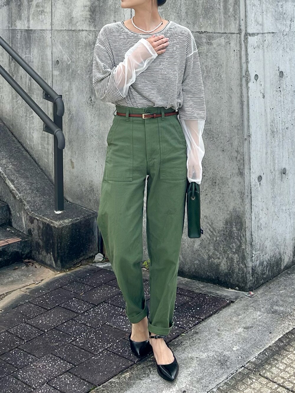 ホワイト系のTシャツ/カットソー、グリーン系のその他パンツ、ブラック系のパンプスを着用したレディースの春コーディネートの2枚目の写真