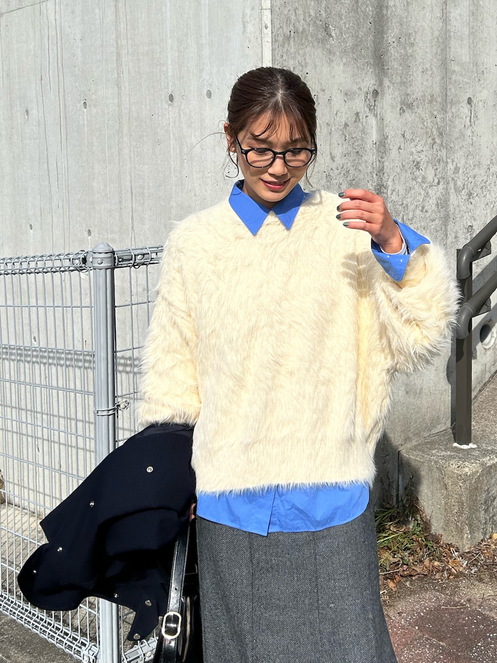 「新星WEARISTAにエントリー、休日スタイル、ホワイトコーデ、クリスマスに着たい服、冬アウター、レイヤードスタイル、ロングコート、スニーカー、マイベストコーデ2023、シャギーニット、マーメイドスカート、プチプラ、お出かけコーデ、コート、メガネ女子」|「AS KNOW AS plusの☆長毛フェザーヤーンニットプルオーバー(ニット/セーター、ホワイト系)」を使った、𝚔𝚘𝚌𝚘𝚊さん(レディース・160cm)の冬コーディネートの4枚目の写真