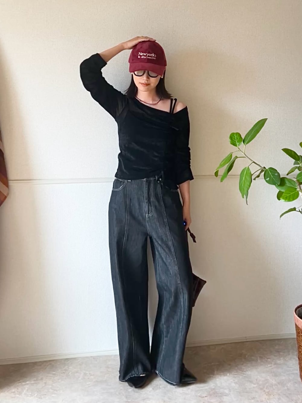 ブラック系のTシャツ/カットソー、ブラック系のデニムパンツ、ブラウン系のショルダーバッグを着用したレディースの秋コーディネートの4枚目の写真