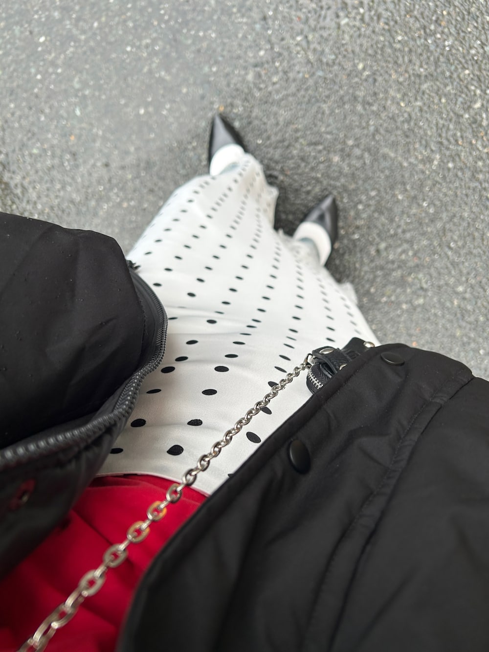 レッド系のTシャツ/カットソー、ホワイト系のスカート、ブラック系のパンプスを着用したレディースの春コーディネートの5枚目の写真