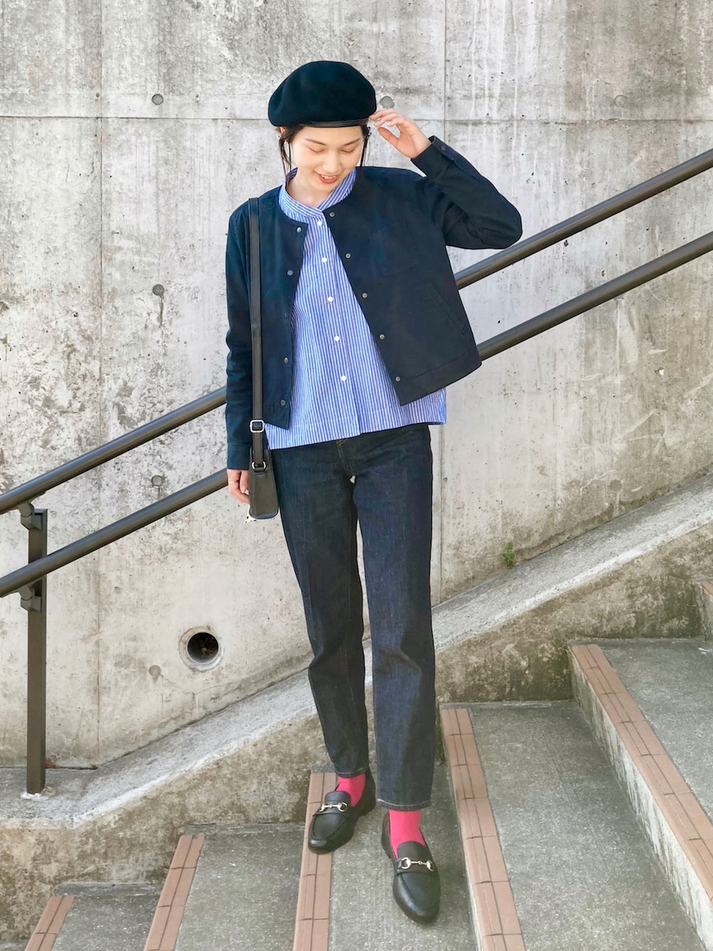 ブルー系のジャケット/アウター、ブラック系のショルダーバッグ、ブルー系のシャツ/ブラウスを着用したレディースの春コーディネートの2枚目の写真