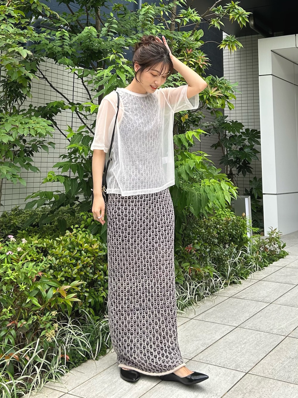 ホワイト系のTシャツ/カットソー、ブルー系のワンピース、ブラック系のパンプスを着用したレディースの夏コーディネートの5枚目の写真