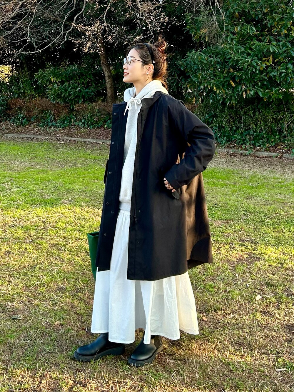 「冬コーデ、モノトーン、コート、冬アウター、マフラー、メガネ女子、カチューシャ、フーディー、スウェット、パーカー、ブーツ、ロングスカート、プチプラ、お出かけコーデ、休日スタイル」｜「GYMPHLEXのGymphlex | 長袖スウェットパーカー MEN（パーカー、グレー系）」を使った、𝚔𝚘𝚌𝚘𝚊さん（レディース・160cm）の冬コーディネートの2枚目の写真