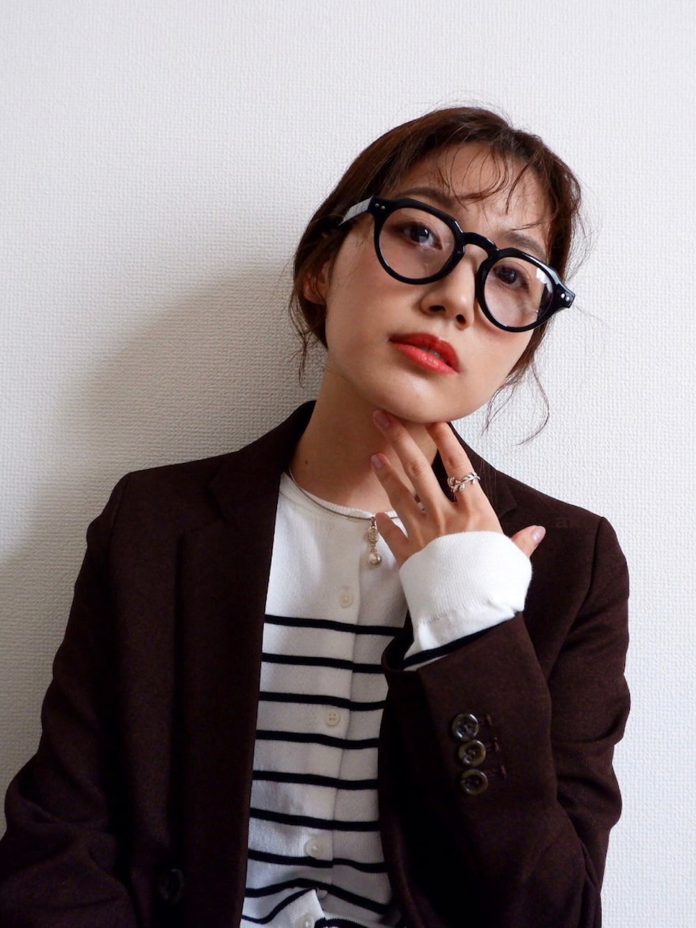 ホワイト系のカーディガン/ボレロ、ブラウン系のテーラードジャケット、ブラウン系のその他パンツを着用したレディースの冬コーディネートの2枚目の写真