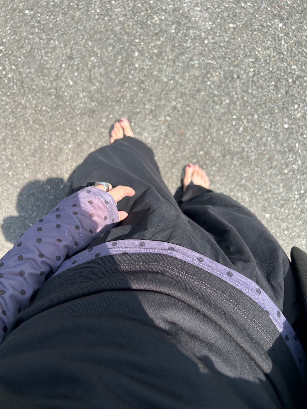 ブラック系のその他パンツ、ブラック系のサンダル、ブラック系のタンクトップを着用したレディースの夏コーディネートの2枚目の写真