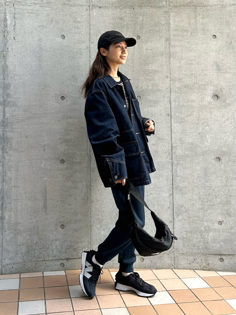 ブルー系のニット/セーター、ブルー系のデニムジャケット、ブルー系のパンツを着用したレディースの春コーディネートの3枚目の写真