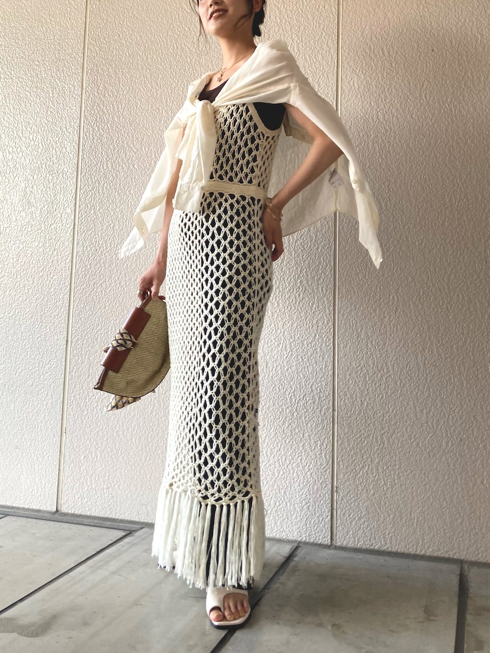 ホワイト系のサンダル、ホワイト系のワンピース、ホワイト系のシャツ/ブラウスを着用したレディースの夏コーディネートの2枚目の写真