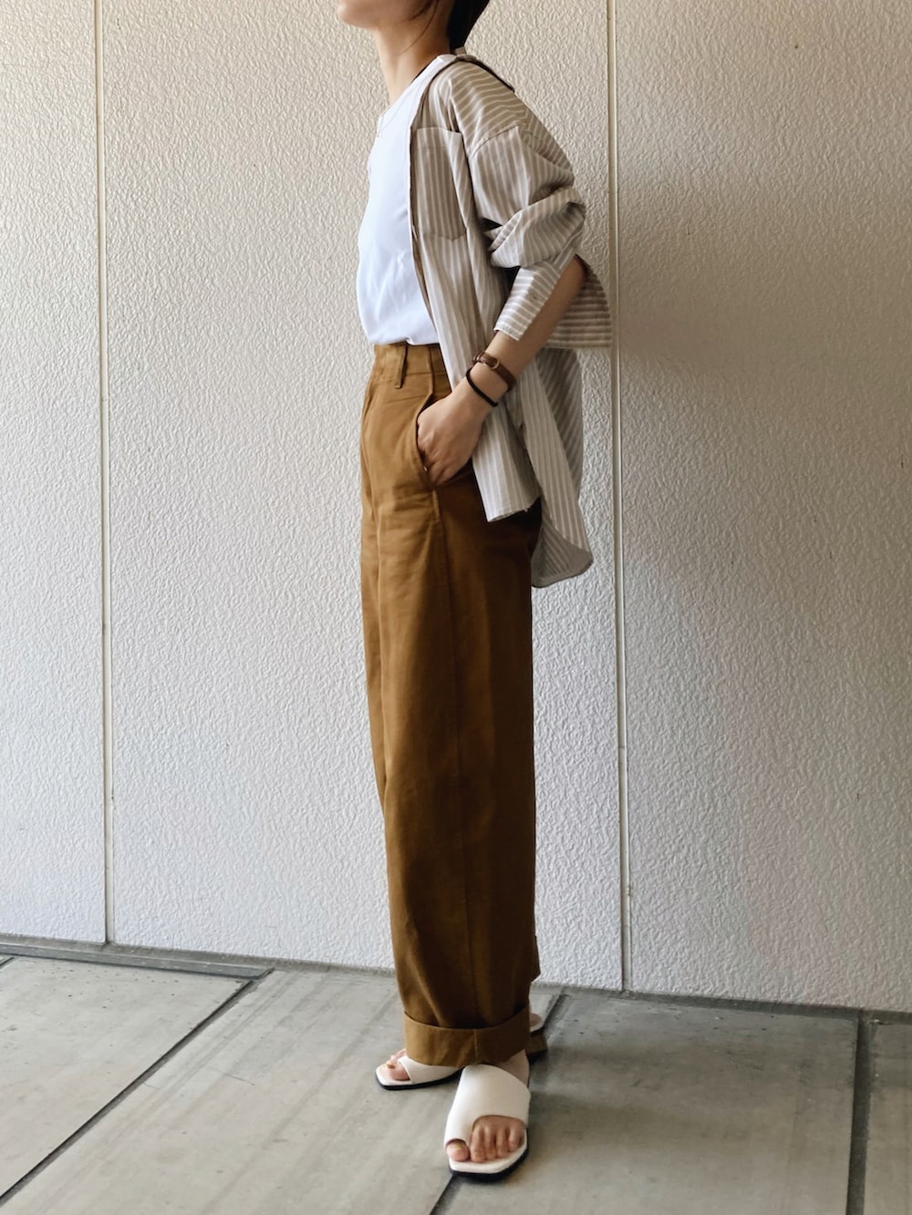 ベージュ系のシャツ/ブラウス、その他のパンツ、ホワイト系のTシャツ/カットソーを着用したレディースの夏コーディネートの3枚目の写真