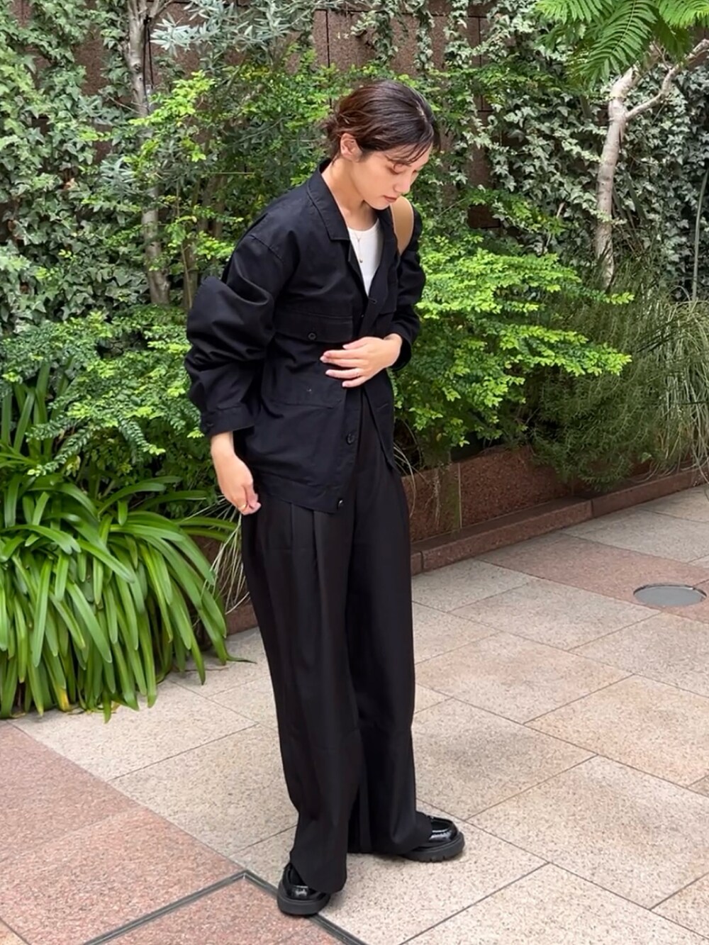 「秋コーデ、スラックス、ワイドパンツ、きれいめカジュアル、ローファー、厚底シューズ、シンプルコーデ、ショルダーバッグ、モノトーン、ラフコーデ、お出かけコーデ、ブラック、ジャケット、ジャケットスタイル、休日スタイル」｜「Formequeの【Formeque】2タックワイドスラックス（スラックス、ブラック系）」を使った、𝚔𝚘𝚌𝚘𝚊さん（レディース・160cm）の秋コーディネートの4枚目の写真