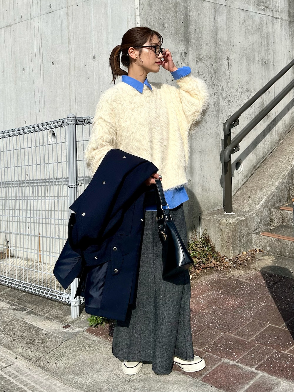 「新星WEARISTAにエントリー、休日スタイル、ホワイトコーデ、クリスマスに着たい服、冬アウター、レイヤードスタイル、ロングコート、スニーカー、マイベストコーデ2023、シャギーニット、マーメイドスカート、プチプラ、お出かけコーデ、コート、メガネ女子」|「AS KNOW AS plusの☆長毛フェザーヤーンニットプルオーバー(ニット/セーター、ホワイト系)」を使った、𝚔𝚘𝚌𝚘𝚊さん(レディース・160cm)の冬コーディネートの2枚目の写真