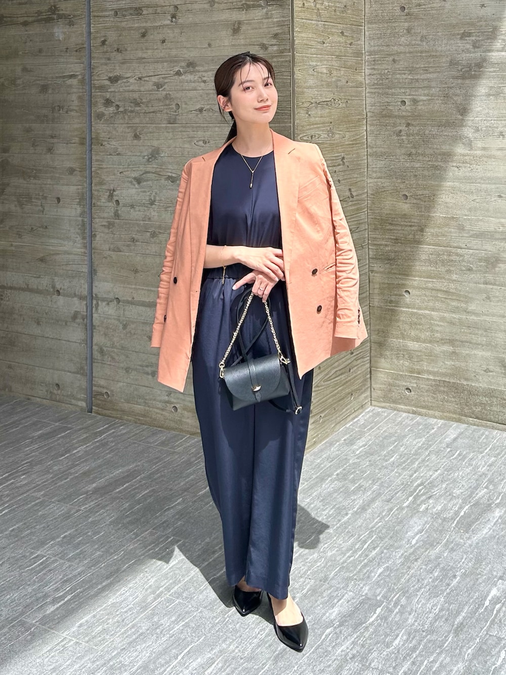 「お出かけコーデ、オールインワン、春夏コーデ、ジャケット、ジャケットスタイル、テーラードジャケット、ショルダーバッグ、きれいめカジュアル、デートコーデ、サテン、モノトーン、シンプルコーデ、サンダル、フラットシューズ、チェーンバッグ」|「URBAN RESEARCHのレザーミニショルダーバッグ(ショルダーバッグ、ブラック系)」を使った、𝚔𝚘𝚌𝚘𝚊さん(レディース・160cm)の春コーディネートの2枚目の写真