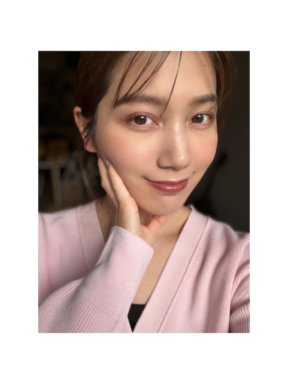 ホワイト系のパンプス、ブルー系のデニムパンツ、パープル系の化粧下地を着用したレディースの冬コーディネートの2枚目の写真