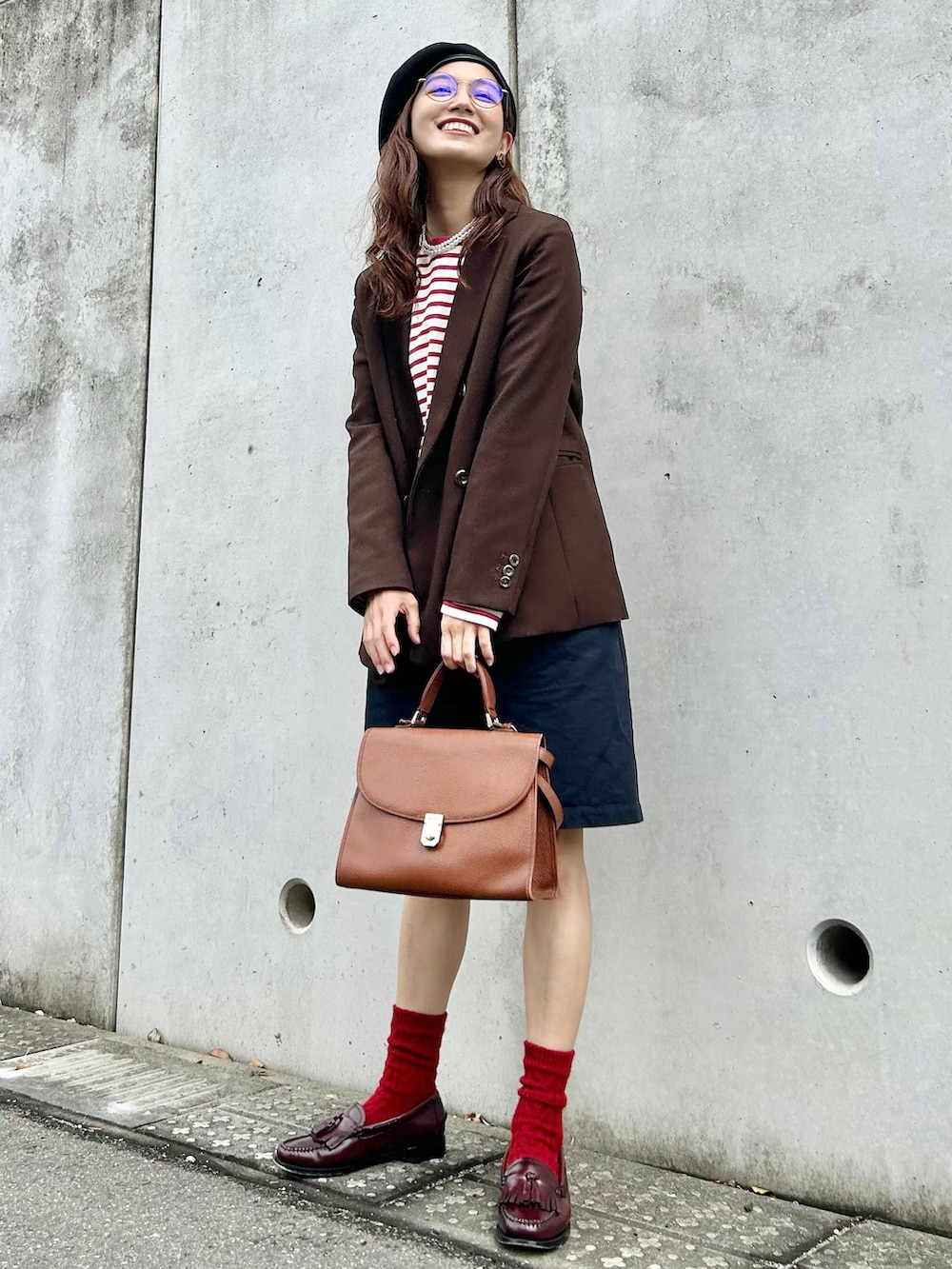 レッド系のTシャツ/カットソー、ブラック系のチノパンツ、ブラウン系のバッグを着用したレディースの春コーディネートの3枚目の写真