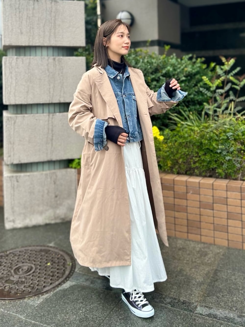 「春のおしゃ見えテクニック、デニム、デニムジャケット、ジャケットスタイル、レイヤードスタイル、スニーカー、converse、タートルネック、春服みてみて、春コーデ、春アウター、プチプラ、春色、大人カジュアル、休日スタイル」｜「tiptopの[丈が選べる]デニムGジャン（デニムジャケット、ブルー系）」を使った、𝚔𝚘𝚌𝚘𝚊さん（レディース・160cm）の春コーディネートの2枚目の写真