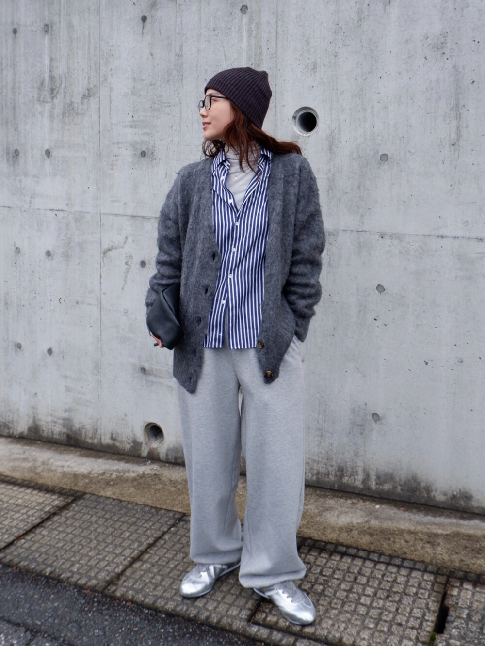 ブルー系のシャツ/ブラウス、グレー系のカーディガン/ボレロ、ブラック系のハンドバッグを着用したレディースの冬コーディネートの5枚目の写真