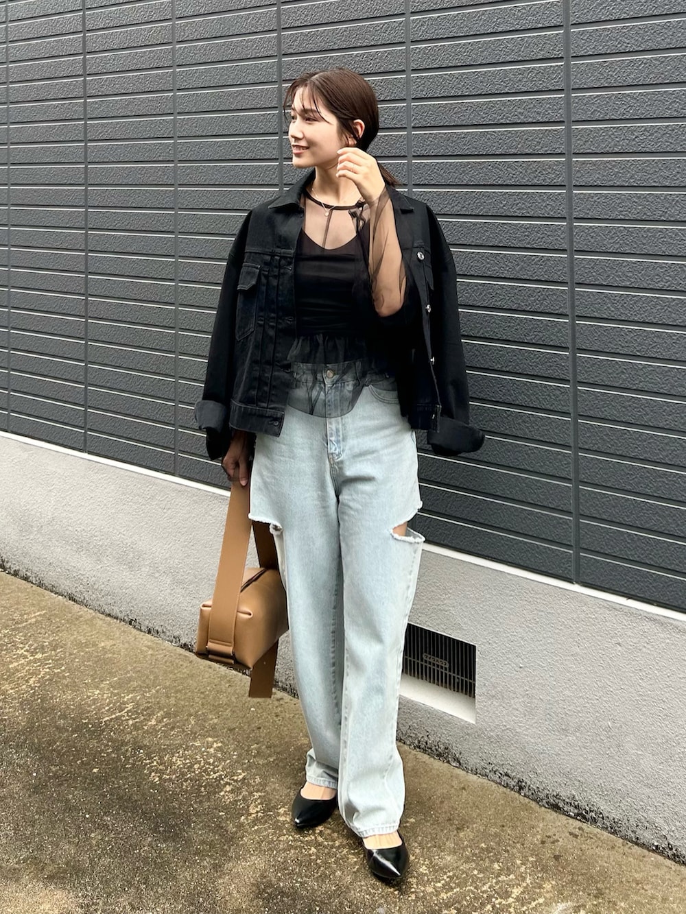 ブラック系のシャツ/ブラウス、ブラック系のデニムジャケット、ブルー系のデニムパンツを着用したレディースの春コーディネートの2枚目の写真