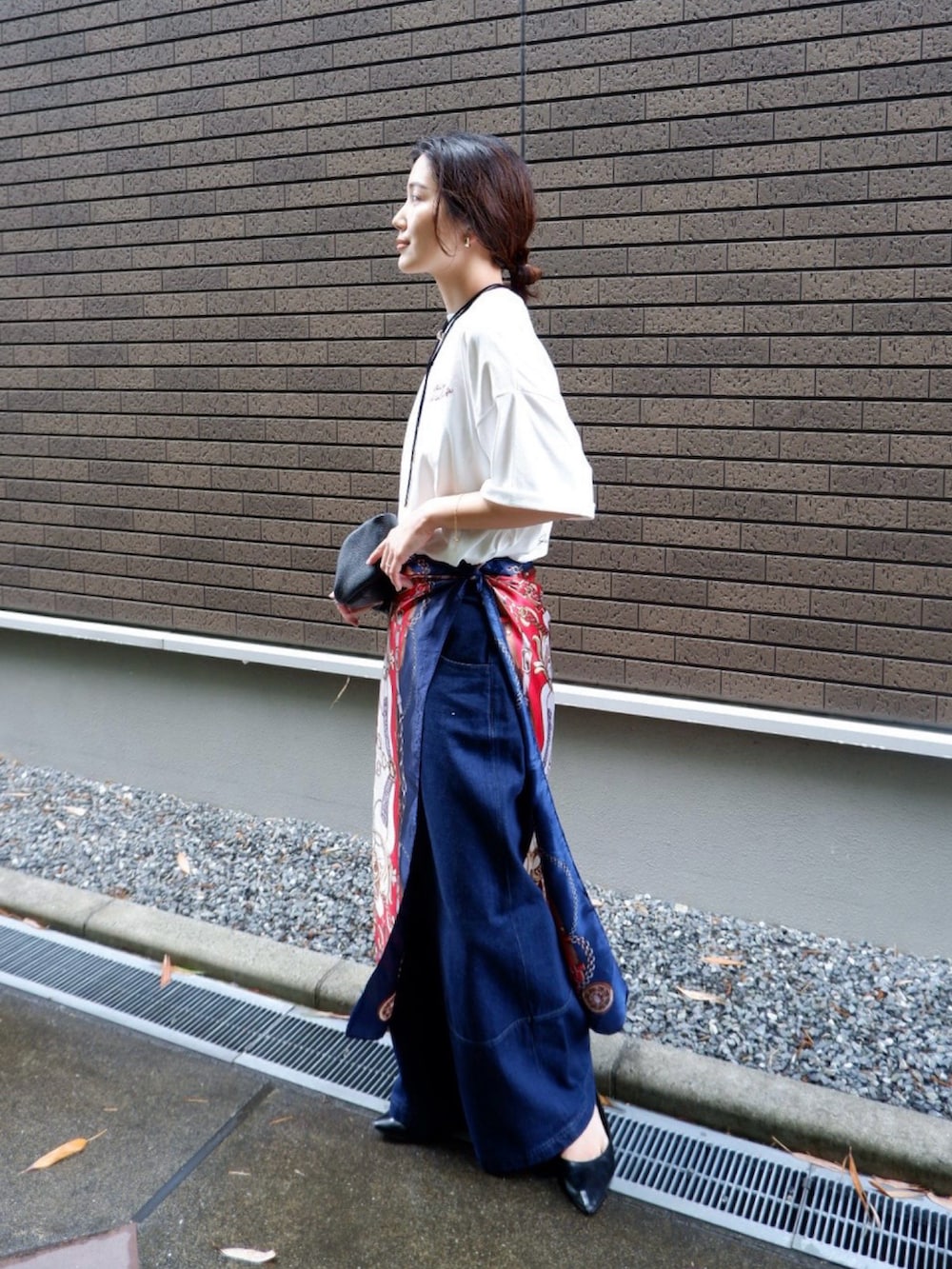 「PR、Tシャツ、プチプラ、デニム、デニムパンツ、ワイドパンツ、シンプルコーデ、休日スタイル、スカーフ、レイヤードスタイル、お出かけコーデ、チョーカーネックレス、雨の日コーデ、白Tシャツ、レタリング」｜「tiptopのレタリングBIGTシャツ（Tシャツ/カットソー、ホワイト系）」を使った、𝚔𝚘𝚌𝚘𝚊さん（骨格ナチュラル・レディース・160cm）の夏コーディネートの5枚目の写真