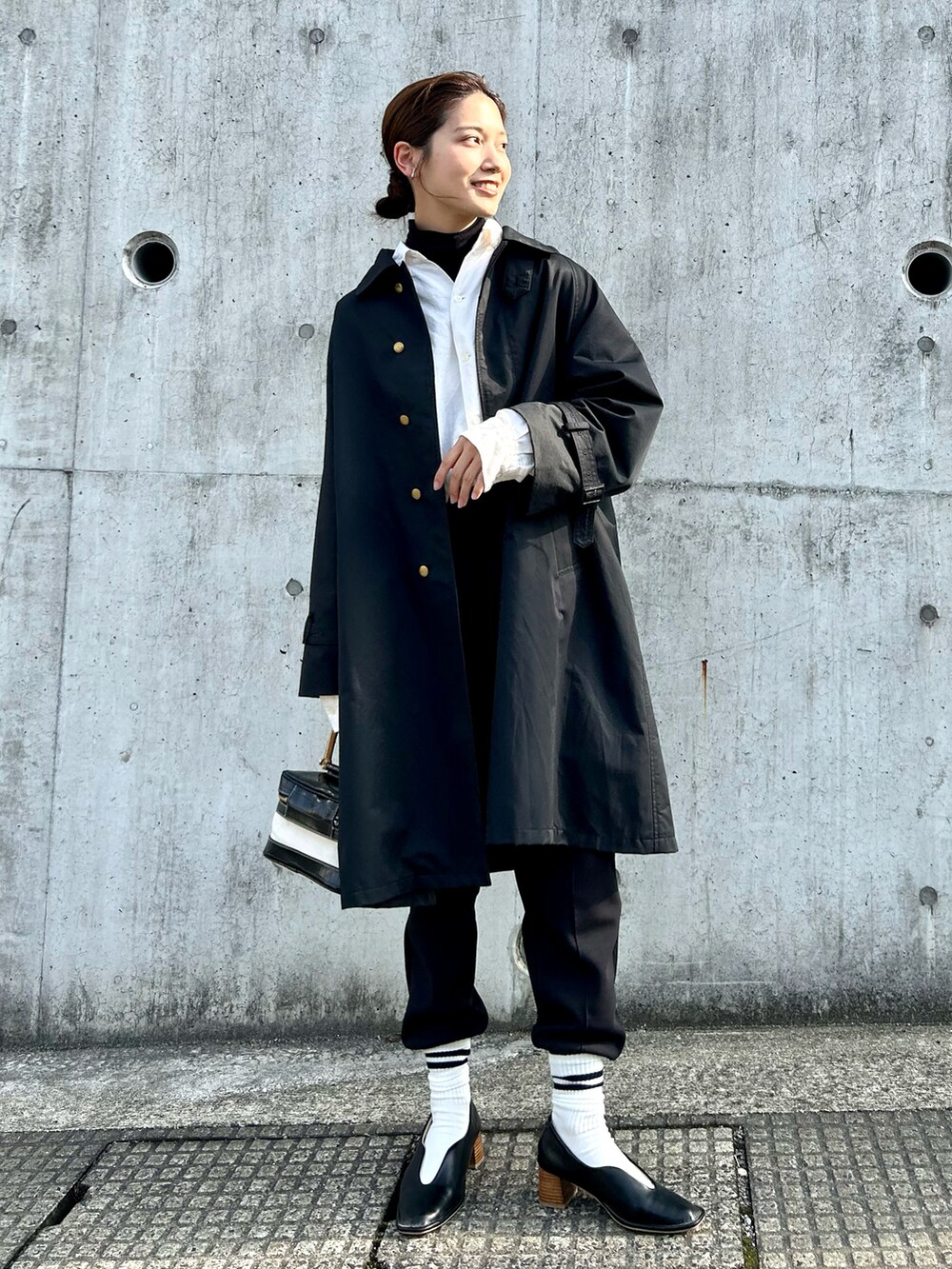 「春服デビュー宣言、モノトーン、春アウター、きれいめカジュアル、ビッグシルエット、ラインソックス、ジョガーパンツ、PR、GU、スウェット、休日スタイル、プチプラ、春服みてみて、シャツスタイル、レイヤードスタイル」｜「kakatooのカカトゥ kakatoo / バンブーハンドル2wayバニティバッグ（ハンドバッグ、ブラック系）」を使った、𝚔𝚘𝚌𝚘𝚊さん（レディース・160cm）の春コーディネートの4枚目の写真